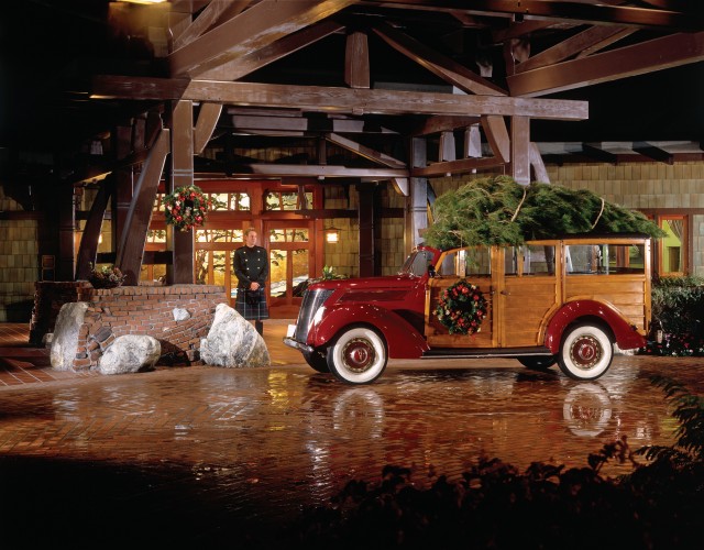 La Jolla for the holidays! Festive entrance to The Lodge at Torrey Pines