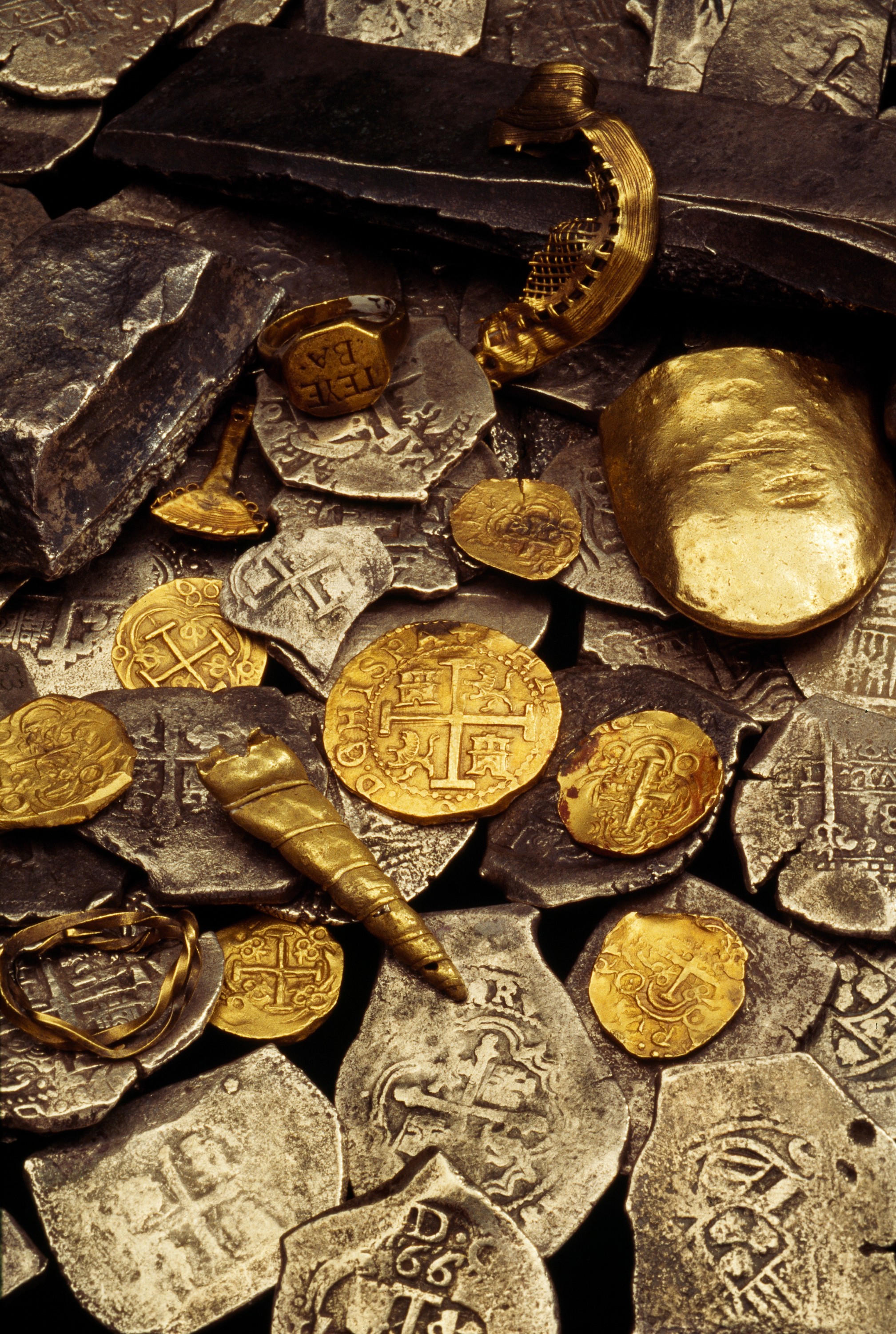 Клад гк рф. Монеты золотые пиратские "сокровища пирата" пиастры. Сокровища и клады. Богатство сокровища. Старинный клад.