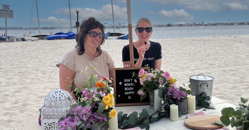 Lauren Kimmons (izquierda) y Kelly Twichel (derecha) comparten su amor por el San Diego accesible para el Mes del Orgullo de la Discapacidad